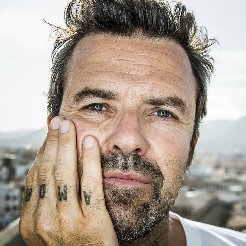 «Soy un completo incompleto
si me giro y no te veo». 

Las ausencias nos dejan algo así como incompletos pero el recuerdo y sus canciones nos llenan de amor. 
Cinco años sin #PauDonés.
Te seguimos recordando 🤍
<a href="/jarabeoficial/">Jarabe de Palo</a>