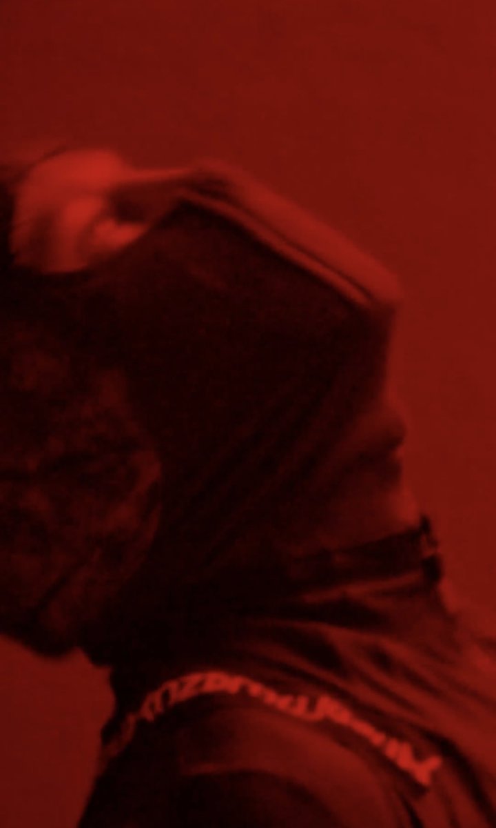 a qualidade da segunda imagem é ruim e a iluminação deixa ainda mais confuso, mas preciso lembrar que se os olhos vermelhos realmente voltarem, já haviam pistas do breach presentes no digital remais