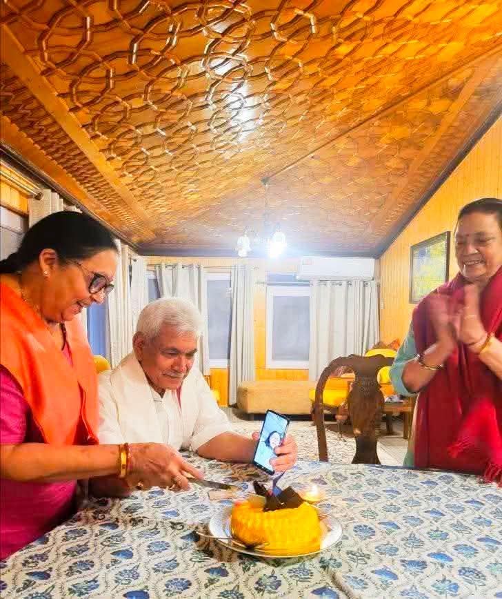 Chanda Yadav (@chandayadav12) on Twitter photo जम्मू-कश्मीर के उपराज्यपाल महामहिम मनोज सिन्हा जी को वैवाहिक वर्षगांठ की हार्दिक शुभकामनाएँ। आपका जीवन सदैव प्रेम, समर्पण और सौहार्द से परिपूर्ण रहे,आप सदा स्वस्थ, प्रसन्न और दीर्घायु रहें।💐💐
#ManojSinha
<a href="/manojsinha_/">Manoj Sinha</a> जम्मू-कश्मीर के उपराज्यपाल महामहिम मनोज सिन्हा जी को वैवाहिक वर्षगांठ की हार्दिक शुभकामनाएँ। आपका जीवन सदैव प्रेम, समर्पण और सौहार्द से परिपूर्ण रहे,आप सदा स्वस्थ, प्रसन्न और दीर्घायु रहें।💐💐
#ManojSinha
<a href="/manojsinha_/">Manoj Sinha</a>