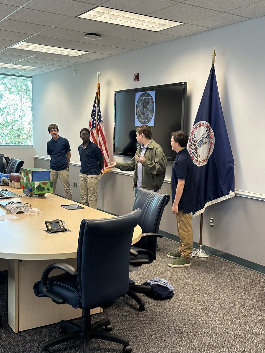 nstreet_teaches's tweet photo. Part 1- SMS CTE students joined
@ODU at the Office of Enterprise Research and Innovation Day! Ss worked on building/coding Food Trucks. Each group presented on their concept & how they worked as teams to accomplish tasks. #IsleCTEMIDDLE #IsleINNOVATE @IWCSchools https://t.co/fZbLN3Dwab