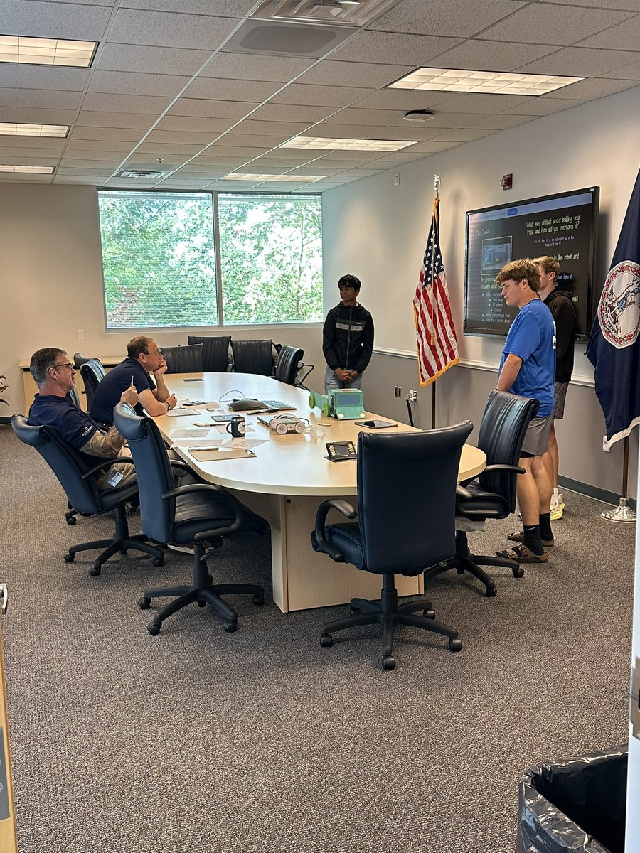 nstreet_teaches's tweet photo. Part 1- SMS CTE students joined
@ODU at the Office of Enterprise Research and Innovation Day! Ss worked on building/coding Food Trucks. Each group presented on their concept & how they worked as teams to accomplish tasks. #IsleCTEMIDDLE #IsleINNOVATE @IWCSchools https://t.co/fZbLN3Dwab