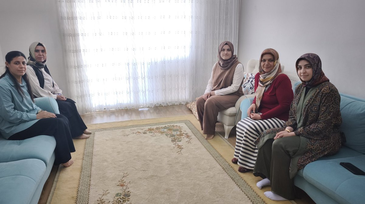 Kadın Kolları Başkanımız <a href="/AvSalihaDiler/">Av. Saliha DİLER</a> Akkadınlarımız ile Yönetim Kurulu Üyemiz Asiye Yücekaya'yı Evinde Ziyaret Etti.