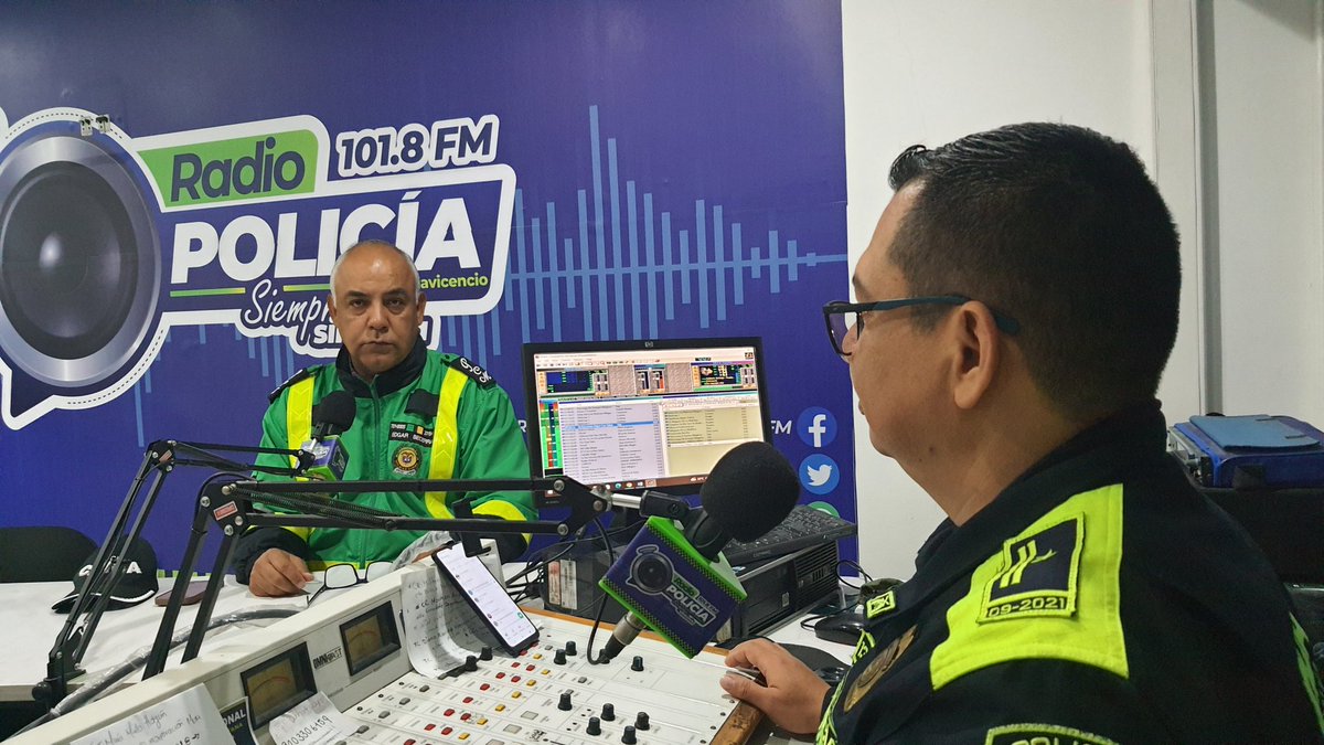 PoliciaVillavo's tweet photo. Hoy en el #MagacínDeLaMañana de la #RadioPolicía1018FM, hablamos con el ingeniero Edgar Becerra, Coodinador de la Policía Cívica de Mayores, quien nos habló del voluntariado de un grupo de ciudadanos que se suman con compromiso y vocación a construir seguridad y convivencia. 🙌🇨🇴 https://t.co/AuloJcIhoc