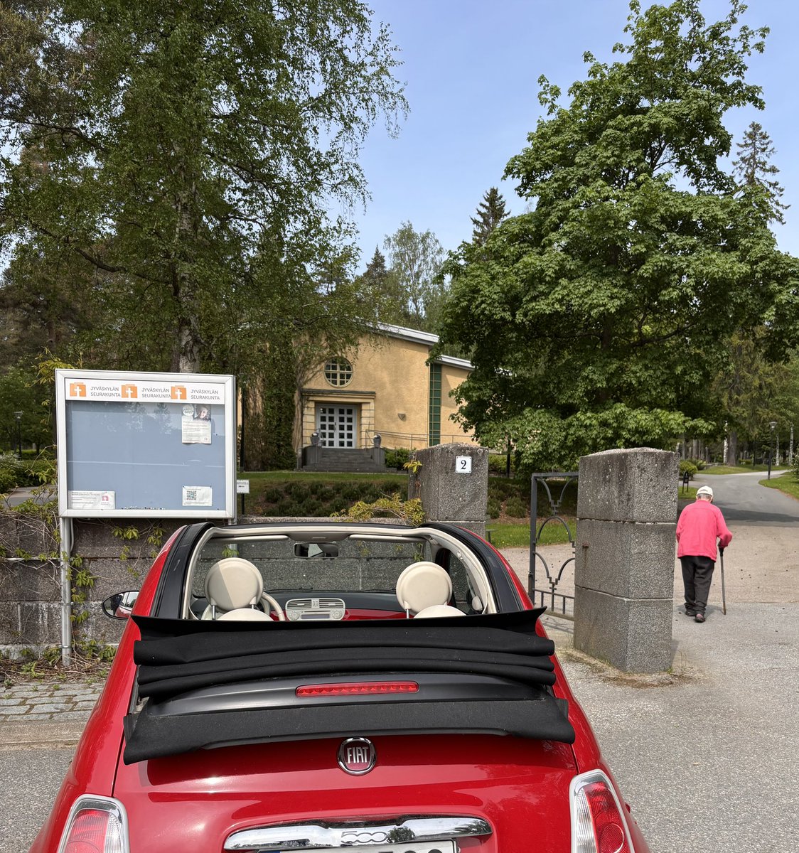 zijoittaja's tweet photo. Päivän #avoauto kuva. 

2️⃣ kaunotarta. Toinen 93v.  ja toinen vm 2014 🚗

Ollaan menossa hautuumaalle…🪦 sukuhautaa katsomaan. https://t.co/w1xF2bAN9R