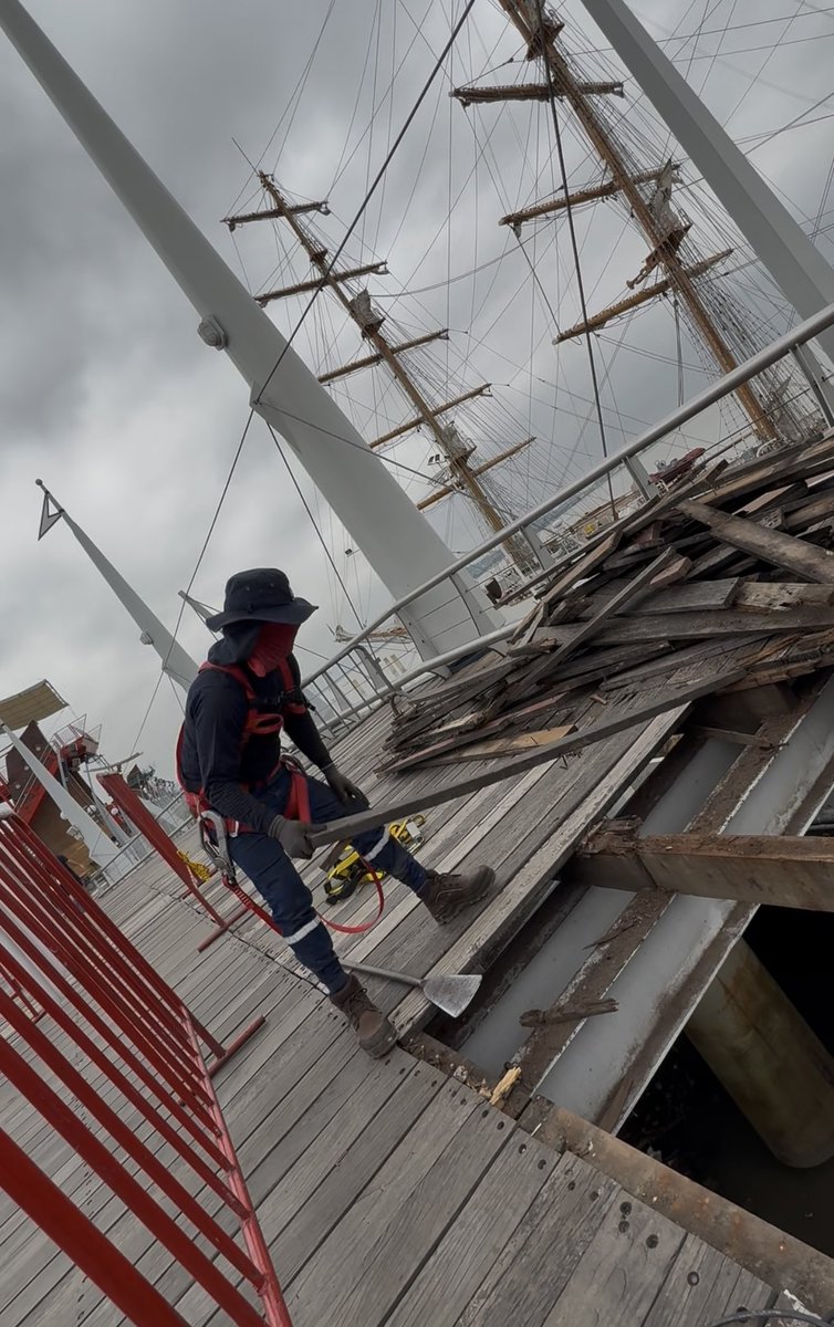 FMalecon2000's tweet photo. Se están realizando arreglos en el puente de madera junto al Yacht Club, incluyendo el cambio de tablones y durmientes. Estas mejoras buscan reforzar la estructura y aumentar la seguridad para todos los usuarios del Malecón 2000 #CiudadDeTodos https://t.co/ymoYq9pb9i