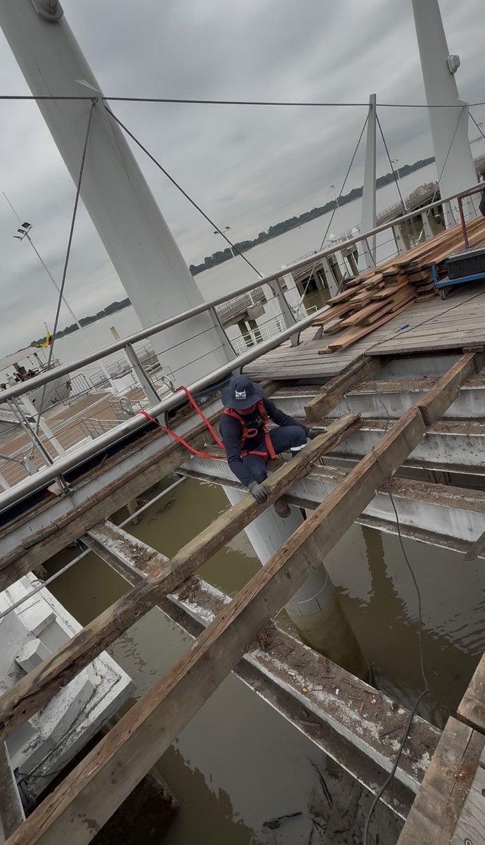 FMalecon2000's tweet photo. Se están realizando arreglos en el puente de madera junto al Yacht Club, incluyendo el cambio de tablones y durmientes. Estas mejoras buscan reforzar la estructura y aumentar la seguridad para todos los usuarios del Malecón 2000 #CiudadDeTodos https://t.co/ymoYq9pb9i
