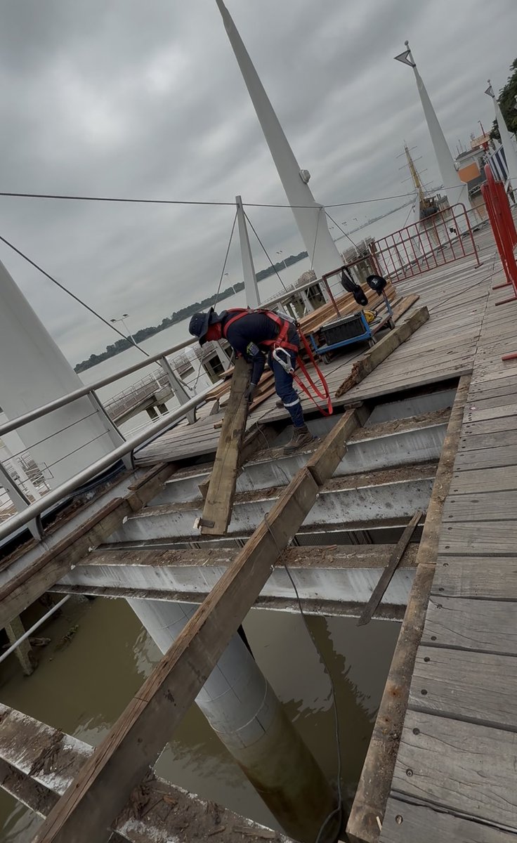FMalecon2000's tweet photo. Se están realizando arreglos en el puente de madera junto al Yacht Club, incluyendo el cambio de tablones y durmientes. Estas mejoras buscan reforzar la estructura y aumentar la seguridad para todos los usuarios del Malecón 2000 #CiudadDeTodos https://t.co/ymoYq9pb9i