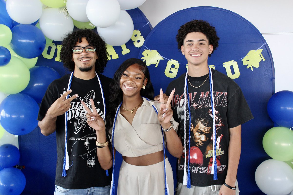 Grad memories 📸💙

This is what it’s all about - 66 seniors graduating from Orlando Kidz Zones! We’re with you for your next big step!

orlando.gov/okz