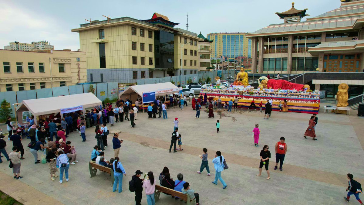 Бурхан багшийн их дүйчэн бүх нийтийн баяр амралтын өдөрт зориулсан Бяцхан Будда, гэгээрсэн Будда, нирваан дүр үзүүлсэн Будда-д усан тахил өргөх үйл ажиллагаа зуны тэргүүн сарын шинийн 8-15 &amp; 5 сарын 28-6 сарын 11-ний өдрүүдэд үргэлжилж байна. Эдгээр өдрүүдэд  Бурханы шашны сүм