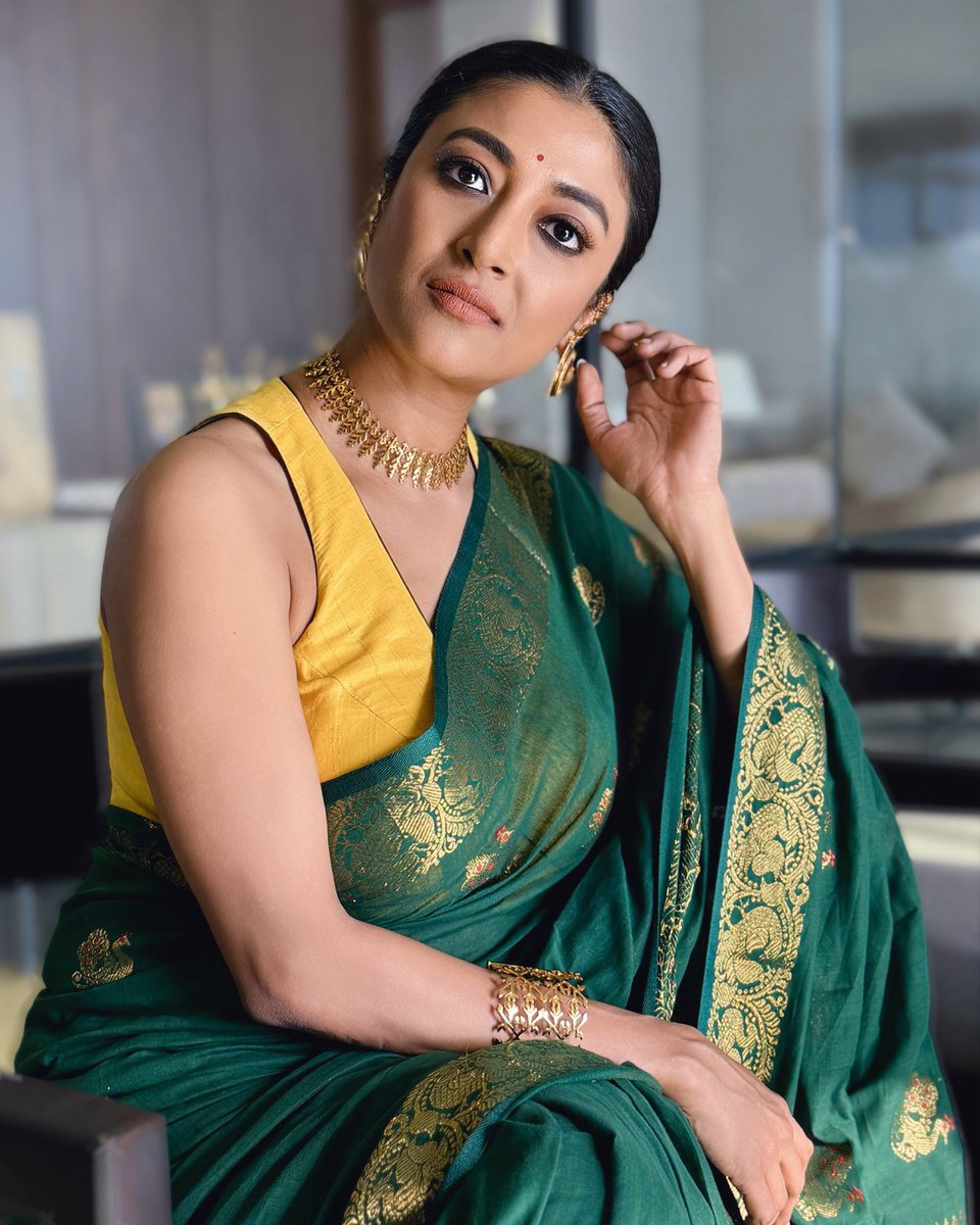 A little kohl and glitter ✨✨✨

During the promotions of Julie || Streaming now <a href="/addatimes/">addatimes</a> 

Couture : @parama_g
Styling : @an3style 
Jewellery : @earthaments 
Makeup : @makeupbysouravg 
Hair : @hairstylist_chandra 

#sareelove❤️ #ethinicjewellery
#paoli_damofficial