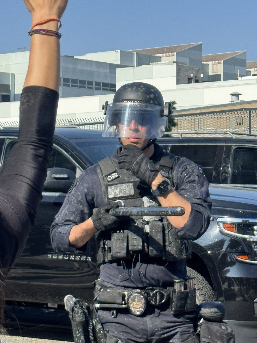 buzzballbaby's tweet photo. take pictures of p0lice and ic3 agents. blast them all over the internet. ruin their lives. make them scared to leave their homes. https://t.co/LvcaXum9UH