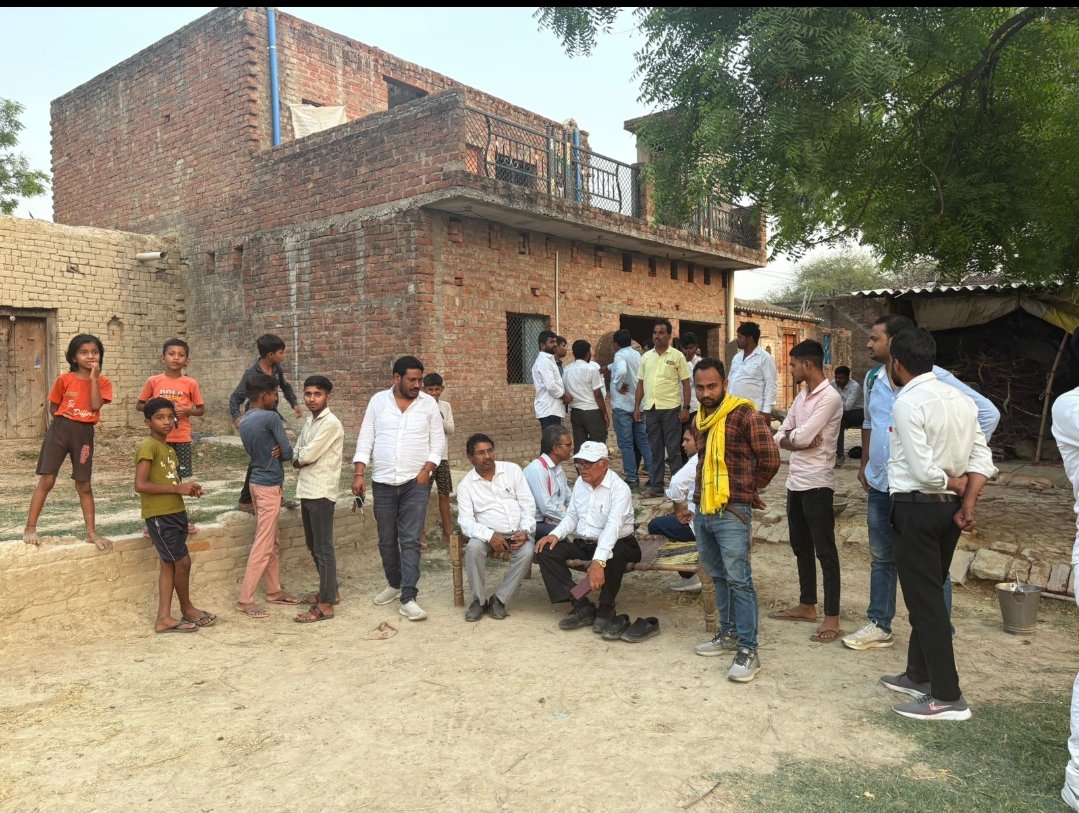 यह बिना प्लास्टर का घर कौशांबी के दबंग पीड़ित पाल परिवार का है यह परिवार इतना दबंग हैं कि इसके ख़िलाफ़ करवाई करने के निर्देश डायरेक्टर डिप्टी सीएम पाठक देते हैं विपक्ष के नेता अखिलेश यादव दुष्कर्म पीड़िता बच्ची के दबंग पिता पर फर्जी मुक़दमा लिखवाने का आरोप लगाते हैं।

प्रश्न
