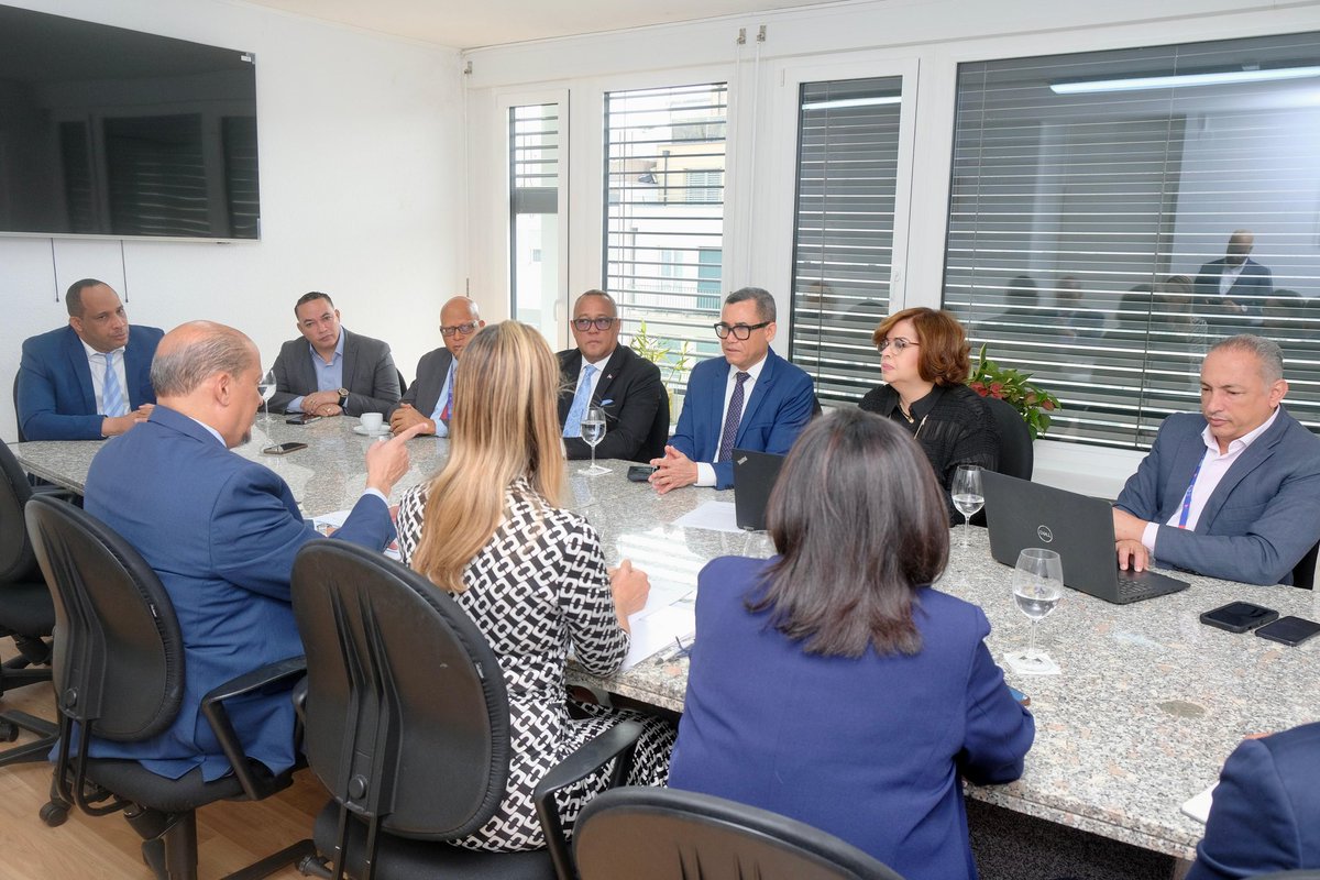 MTrabajoRD's tweet photo. Durante el encuentro, el ministro destacó que el presidente @LuisAbinader hará historia al convertirse en el primer jefe de Estado dominicano en participar en esta Conferencia.
#MinisterioDeTrabajo #113ReuniónOIT #OIT2025 #RDEnLaOIT #PazLaboral #TrabajoDecente #TrabajoDigno https://t.co/al5rZlMAsU