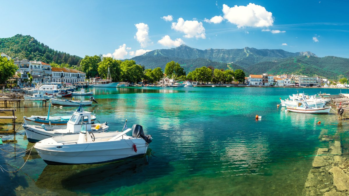 weather2travel's tweet image. Popular Greek islands like Santorini &amp;amp; Crete often take the spotlight, but why not consider visiting some of the country’s other enticing, lesser-known islands? Here are 9 to inspire your next break 🇬🇷 weather2travel.com/blog/lesser-kn… @VisitGreecegr @benwestwriter