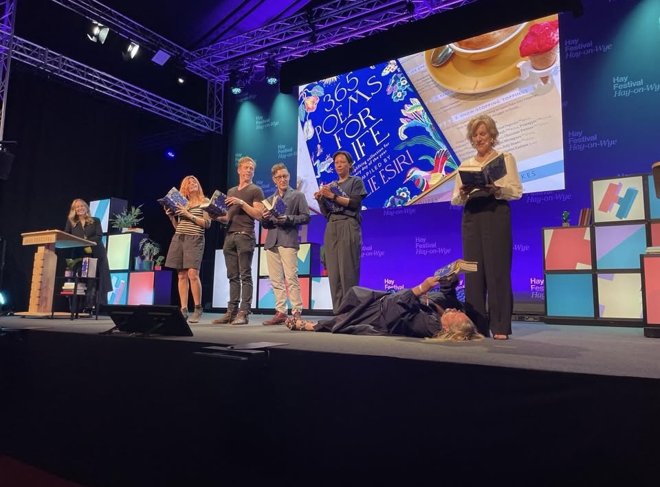 Damian Lewis recited poetry from Allie Esiri's ‘365 Poems for Life’ along with other brilliant actors at Hay Festival. Watch video and see more photos here: damian-lewis.com/2025/06/01/599… #DamianLewis #Poetry #AllieEsiri #365PoemsForLife #HayFestival #HayFestival2025