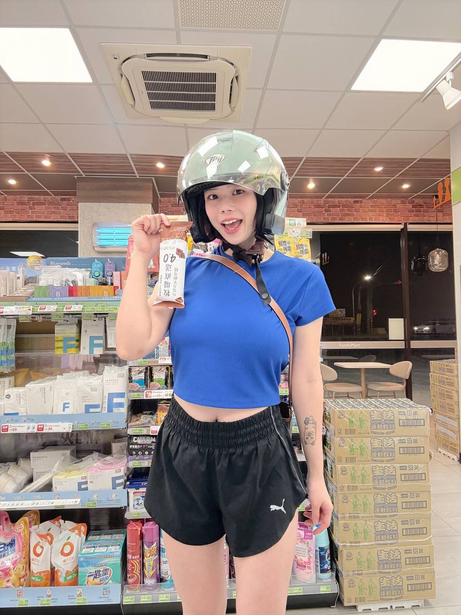 下班了～去全家超商買晚餐
今天超熱🥵
被我業務同事影響

越來越懶得穿內褲⋯

懶到連出門都不穿了⋯