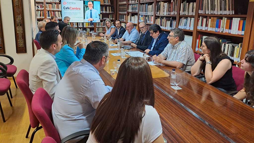Setmanari L'Ebre (@setmanariebre) on Twitter photo 🗣 Cruset reivindica la necessitat de millorar infraestructures a les Terres de l’Ebre pendents de fa molts anys
📷 LA NOTÍCIA: setmanarilebre.cat/cruset-reivind…
<a href="/cambratortosa/">Cambra Tortosa</a> <a href="/jmcruset/">Josep Maria Cruset</a> <a href="/irenenegre/">Irene Negre #junts 🎗🎗🎗</a> <a href="/miriamnoguerasM/">Miriam Nogueras 🎗</a> <a href="/mncsls/">Mònica Sales 🎗</a> <a href="/AnnabelMarcos/">Annabel Marcos</a> <a href="/batiste1970/">Batiste Forcadell</a> <a href="/JuntsXCat/">Junts per Catalunya🎗</a> <a href="/JuntsxEbre/">Junts per les Terres de l'Ebre</a> @Tortos ... 🗣 Cruset reivindica la necessitat de millorar infraestructures a les Terres de l’Ebre pendents de fa molts anys
📷 LA NOTÍCIA: setmanarilebre.cat/cruset-reivind…
<a href="/cambratortosa/">Cambra Tortosa</a> <a href="/jmcruset/">Josep Maria Cruset</a> <a href="/irenenegre/">Irene Negre #junts 🎗🎗🎗</a> <a href="/miriamnoguerasM/">Miriam Nogueras 🎗</a> <a href="/mncsls/">Mònica Sales 🎗</a> <a href="/AnnabelMarcos/">Annabel Marcos</a> <a href="/batiste1970/">Batiste Forcadell</a> <a href="/JuntsXCat/">Junts per Catalunya🎗</a> <a href="/JuntsxEbre/">Junts per les Terres de l'Ebre</a> @Tortos ...
