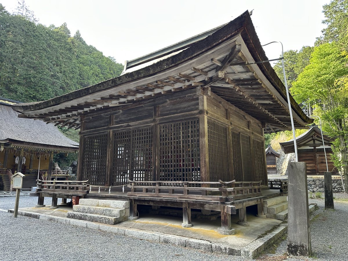 aimitadashi's tweet photo. 坂本にある日吉大社東本宮へ。重文の朱色の楼門をくぐるとそこには重文と国宝が立ち並んでいる。まず日吉大社摂社樹下神社の拝殿と本殿を拝観。
#日吉大社 #重要文化財 #滋賀県大津市 https://t.co/eDnV1Yf0wA