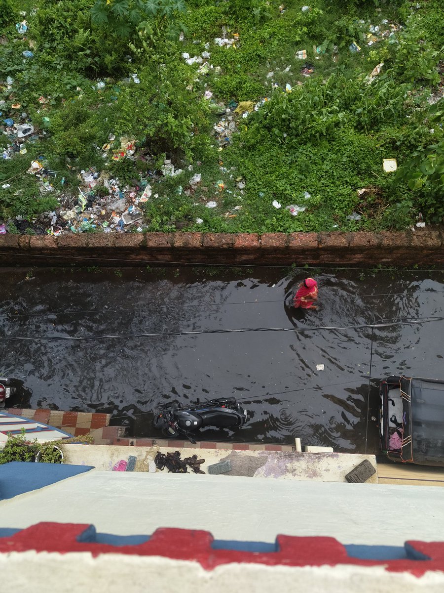 SubhaprasadM's tweet image. Just one spell of rain and roads in Cuttack are waterlogged.Monsoon is yet to arrive &amp;amp; this is the level of preparedness for the upcoming rainy season.
@MohanMOdisha @CMO_Odisha @dr_kcmahapatra @CMCCuttack @otvkhabar @kanak_news @HUDDeptOdisha

Location- maps.app.goo.gl/yun8T668sSfnf8…