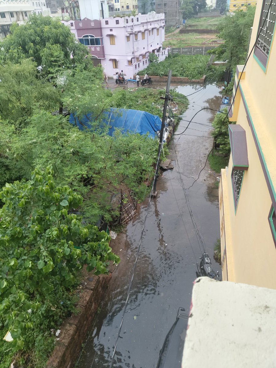 SubhaprasadM's tweet image. Just one spell of rain and roads in Cuttack are waterlogged.Monsoon is yet to arrive &amp;amp; this is the level of preparedness for the upcoming rainy season.
@MohanMOdisha @CMO_Odisha @dr_kcmahapatra @CMCCuttack @otvkhabar @kanak_news @HUDDeptOdisha

Location- maps.app.goo.gl/yun8T668sSfnf8…