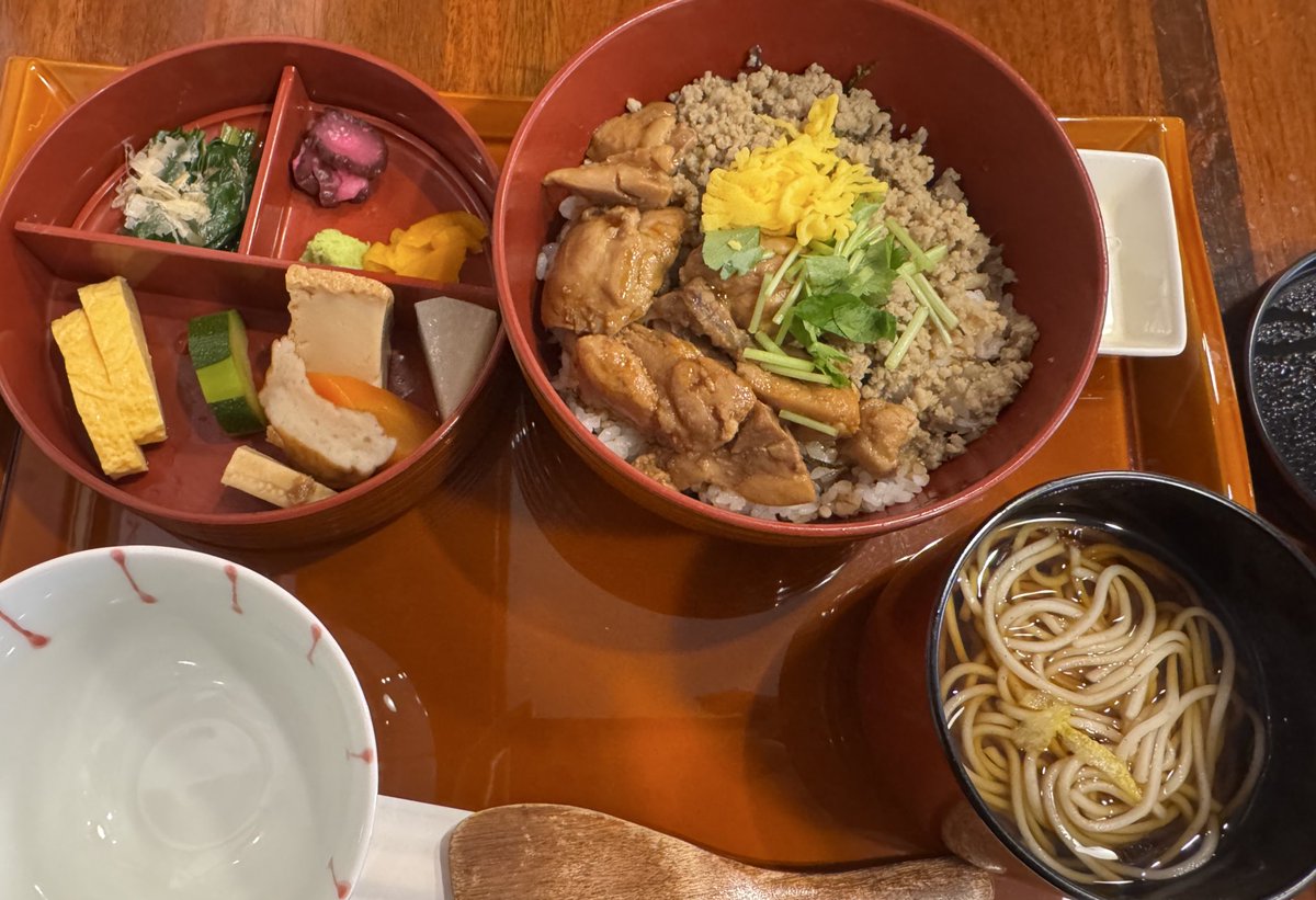 aya2472's tweet photo. ＃南阿佐ケ谷駅 近く ＃柿右衛門 の鶏そぼろの櫃まぶし御膳✨2杯目はお出汁でいただきました🥰 https://t.co/3NIhWOKDQo