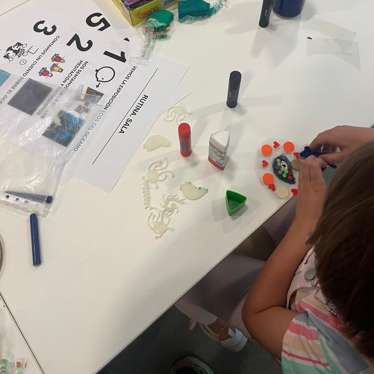 Espacio Fundación Telefónica (@espacioftef) on Twitter photo 🌊 Sexta sesión de #EmpowerParents: las familias exploraron “Echoes in the mind of the whale” en nuestra expo #EcosDelOcéano.
Un viaje sensorial entre cuentos y criaturas marinas 🐋
🎨 Luego, ¡crearon plancton multicolor en el taller!
Gracias a la colaboración de <a href="/mncn_csic/">Museo Nacional de Ciencias Naturales</a>, 🌊 Sexta sesión de #EmpowerParents: las familias exploraron “Echoes in the mind of the whale” en nuestra expo #EcosDelOcéano.
Un viaje sensorial entre cuentos y criaturas marinas 🐋
🎨 Luego, ¡crearon plancton multicolor en el taller!
Gracias a la colaboración de <a href="/mncn_csic/">Museo Nacional de Ciencias Naturales</a>,