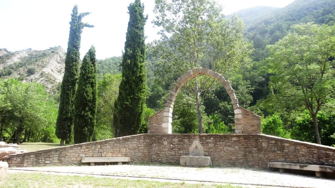 armengol1714's tweet photo. Sobre 1985 es va rescatar aquest arc gòtic del segle XIV a prop de Guardiola de Berguedà. Carreteres de la Generalitat de Catalunya va  encarregar reaprofitar-lo al meu pare, però la direcciò i muntatge va anar sota la meva direcció. Avui es mostra en peu malgrat el temps abans d'arribar a Guardiola pujant des de Berga.  Així com tot el conjunt de pedra que el boreja. Inclosa la placa i la font que avui dia no está activa. #ElsMeusTreballs 

@juditbarcelona @antonidueso @Lluis_areny @reusenca1973 @Danixev1968
@ThierryGEORGES @jordiaragonesm @GambusAssumpta @jtrosique @anne_obrien @MnicaRebullCome @lluisguino @Encantaira @maggiecp50 @ArroyosBeltran @Byaabed @profcancun @oriolges @MONARITX @RamonSangles @pere_garriga @Gonal79370311 @mo_ro_es @ASerratCliment @Marllum3 @nadeu_pujol @MarcelinaPepeta @LluisMolin89719 @EvamolloNov @cuarda29 @lotemplat