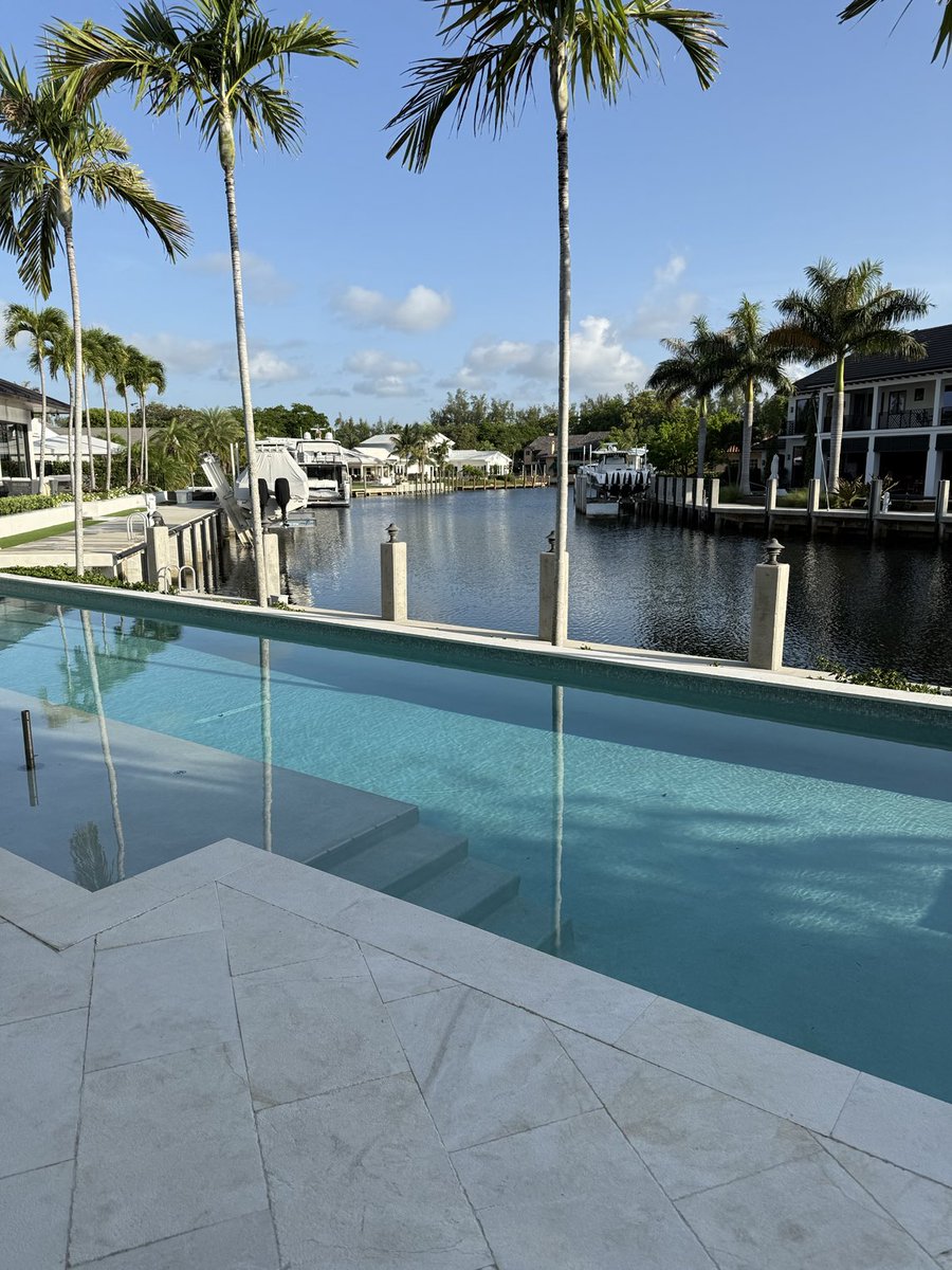 I made it down to Florida. Not a bad place to hang out for a few days. Hockey tonight and I am pumped !