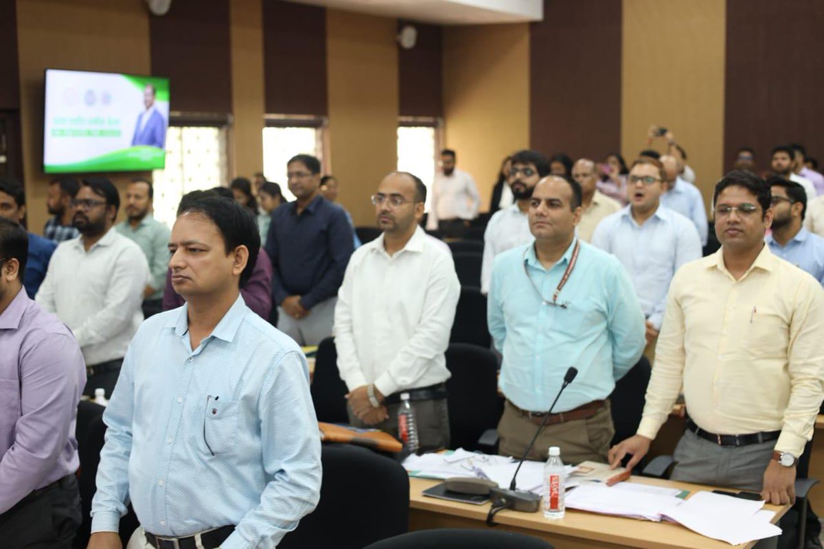 रांची , राज्य स्तरीय जे ई पी सी के समीक्षा बैठक  में विभागीय अधिकारियों के साथ बैठक हुई। संबोधन कर कहा सप्ताह में एक  दिन हर डीईओ एवं डीएसई प्रखंड के किसी भी विद्यालय में एक घंटा जरूर पढ़ाइए ।