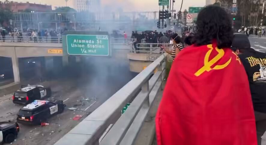 ABD'de göçmen karşıtı politikalara karşı devam eden eylemler 3. gününde. Los Angeles👇