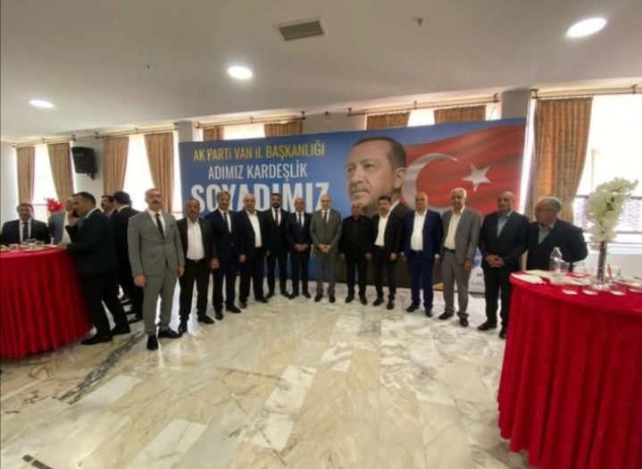 ALİİHSAN ÇINARBAY (@aliihsancnarbay) on Twitter photo Ak parti van il başkanlığımızın düzenlemiş olduğu geneleksel bayramlaşma programına katılım sağladık
İl başkanımız
<a href="/ArvasAbdulahat/">Abdulahat Arvas</a>
Miletvekilimiz
<a href="/K_Turkmenoglu_V/">KAYHAN TÜRKMENOĞLU</a>
Miletvekilimiz
Vanımızın abisi
<a href="/Burhan_Kayaturk/">Burhan Kayatürk</a>
Beylere ilgi ve alakalarundan dolayı teşekkür ederiz
<a href="/Akparti/">AK Parti</a> Ak parti van il başkanlığımızın düzenlemiş olduğu geneleksel bayramlaşma programına katılım sağladık
İl başkanımız
<a href="/ArvasAbdulahat/">Abdulahat Arvas</a>
Miletvekilimiz
<a href="/K_Turkmenoglu_V/">KAYHAN TÜRKMENOĞLU</a>
Miletvekilimiz
Vanımızın abisi
<a href="/Burhan_Kayaturk/">Burhan Kayatürk</a>
Beylere ilgi ve alakalarundan dolayı teşekkür ederiz
<a href="/Akparti/">AK Parti</a>