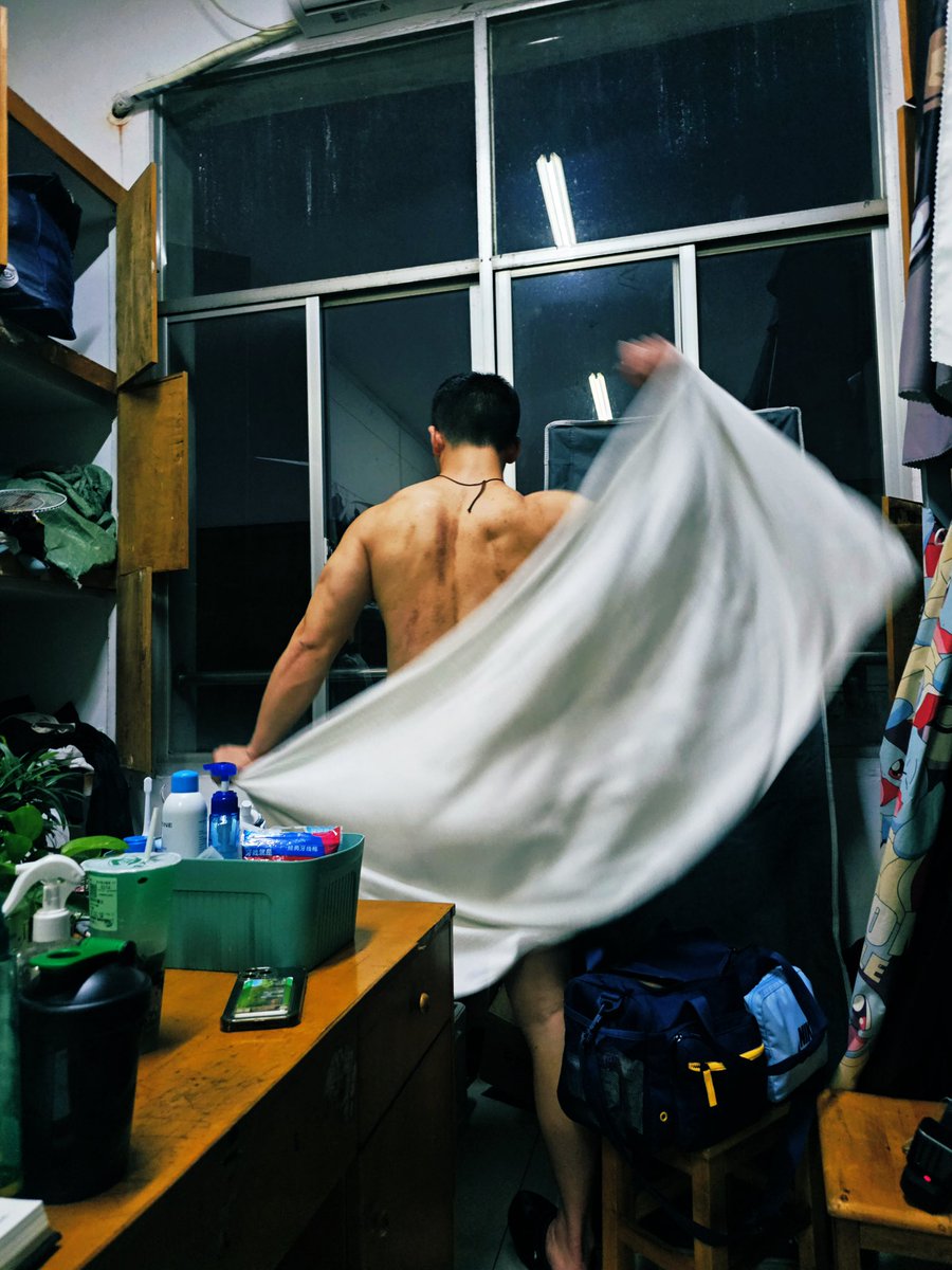 换内裤被室友偷拍