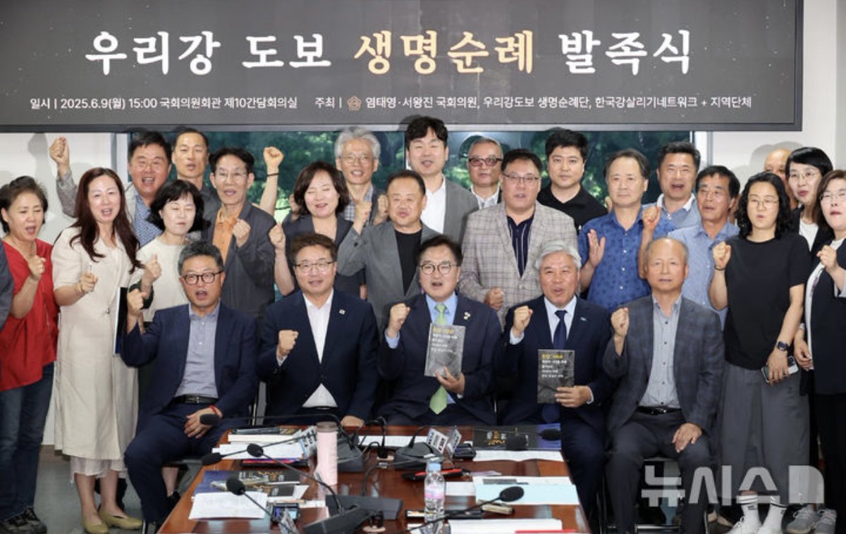 강 전문가가 한강을 보며 느낀 슬픔을 이겨내고 2년여 공들인 책 #한강1968 이 여의도에서 거창한 신고식.내일 나도 책 들고 여의도 행.사진 속 여의도보다 내일 여의도가 더 신경쓰임.부디 이 책이 한강 복원의 마중물이 되길 기원. #복원의시대 #한강원형복원을기원함 #김원 #혜화1117