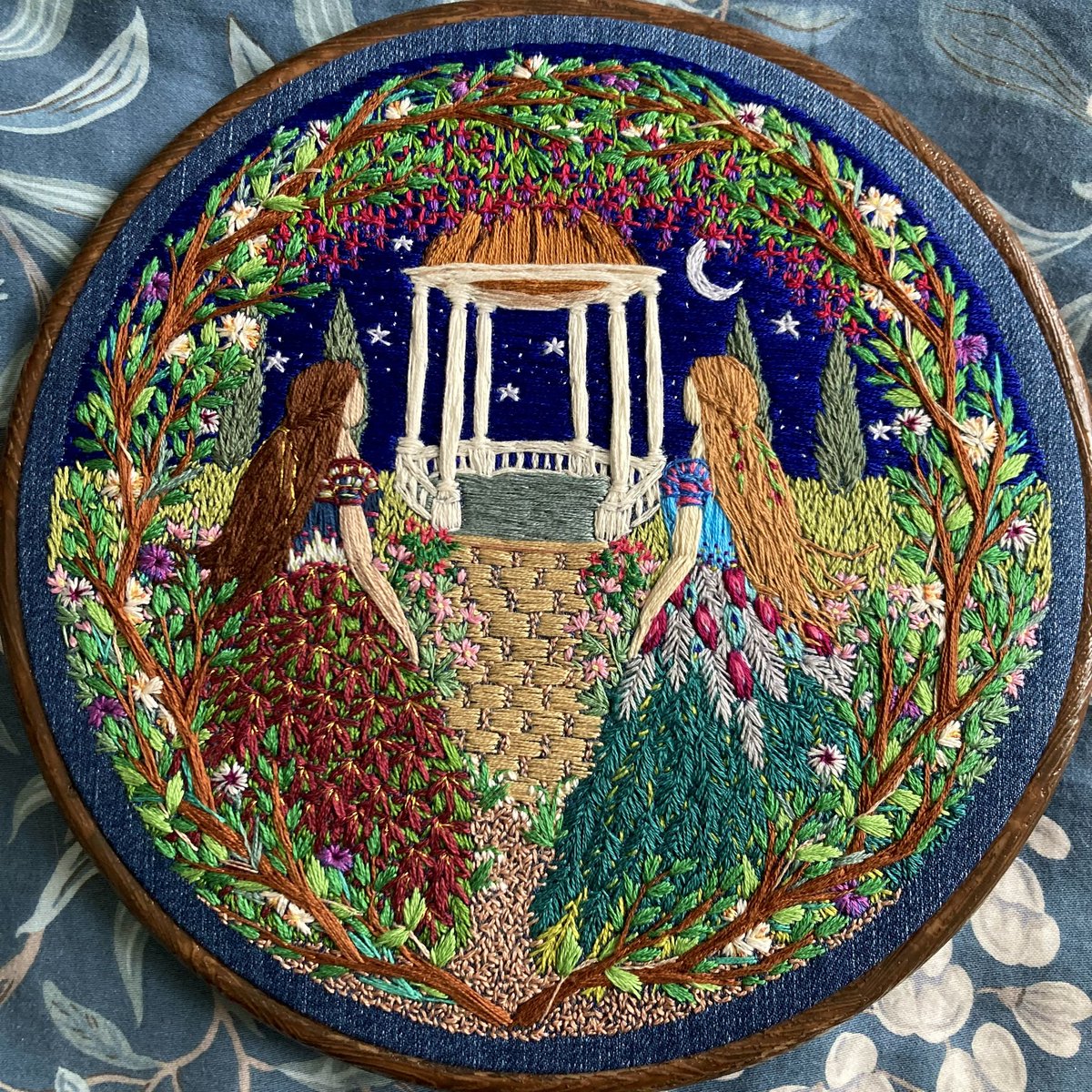 Well the wait is over, my latest embroidery is finally finished.
I shall stare at it for a while and try not to be tempted to add more! 😉
I hope it sparks your imagination…🪡🌿🌺✨
*completely freehand stitched without patterns, paint or guides.
#stitchedart #thesewingsongbird