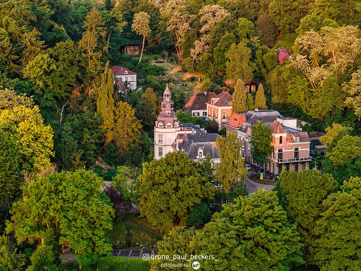 KWESTIEVANLEF_'s tweet photo. 🌳 Tussen de bomen en historie van Ubbergen
Aan de rand van de stuwwal, waar de natuur bijna het dorp omarmt, ligt de Ubbergse Holleweg verscholen.
📍 Ubbergse Holleweg, Ubbergen
✅ Dronefotografie | Film: Paul Beckers
📂 Fotonummer: 1765 #ubbergen https://t.co/8uPgv9s5rk