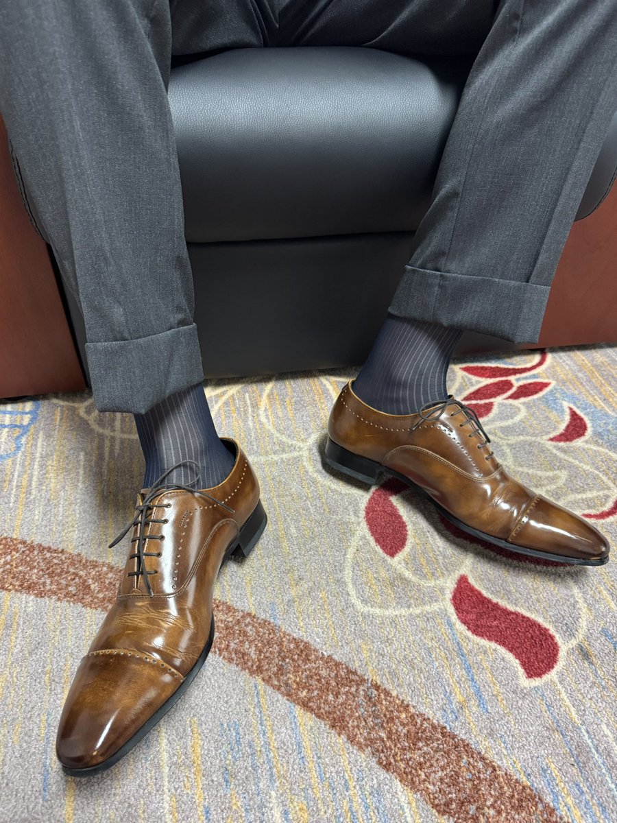 穿了一天的皮鞋丝袜
有人想闻吗