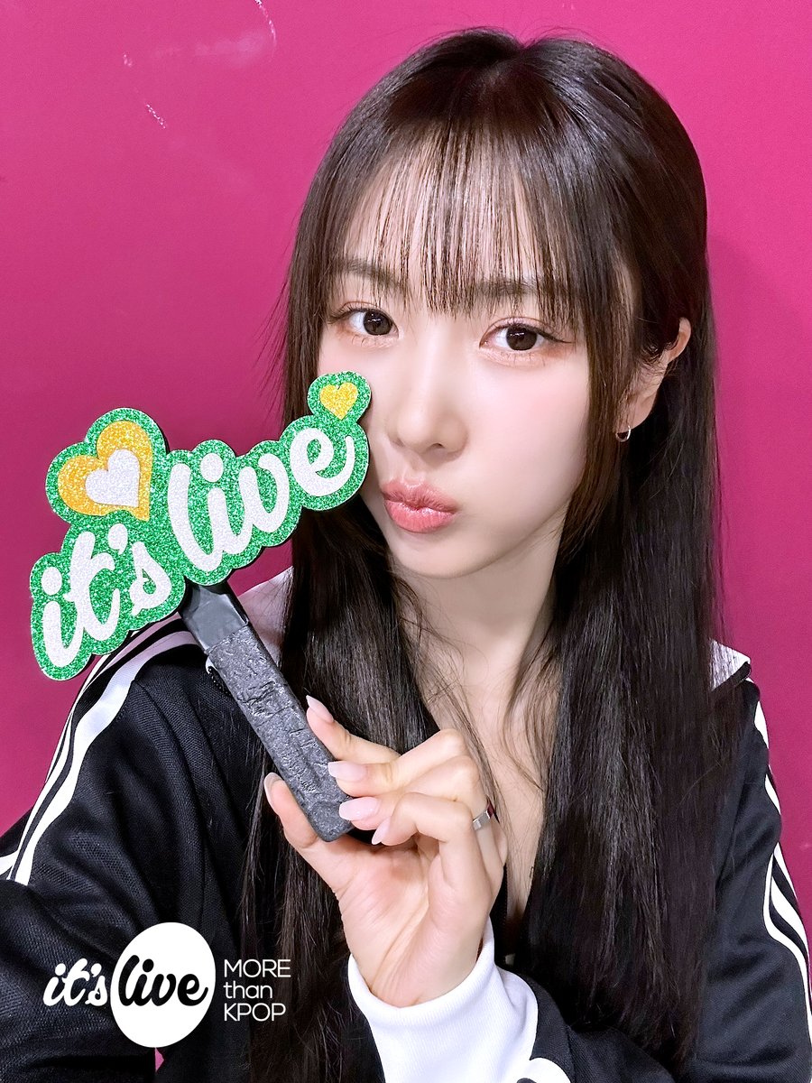 #유아유 의 #잇츠라이브 가 잠시 후 5시에 시작됩니다!📸
유튜브 it's Live 채널에서 최초공개로 만나보세요!
‘#Attitude’ 밴드 라이브 보면서 실시간 채팅 같이 달려요💜

#UAU - Attitude (Band Ver.)
Premieres on Youtube 'it's Live' Channel at 5PM KST TODAY!