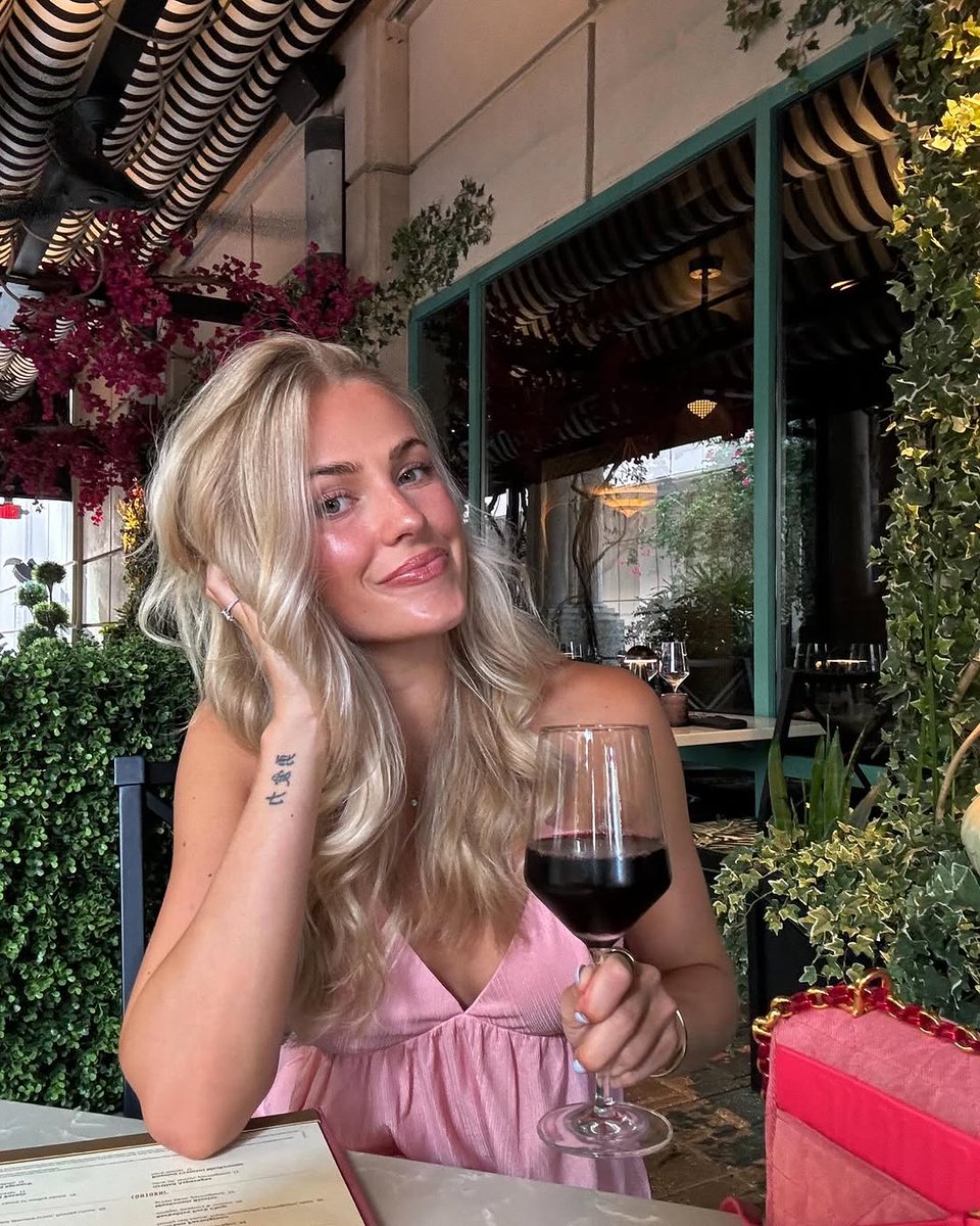 Ms_Signe_'s tweet image. Good wine. Great vibes. Even better company.
Yes, I’m talking about me 😉