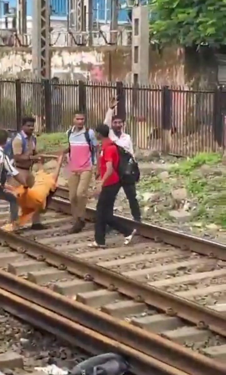 _TheLieLamaa's tweet image. Citizens earning livelihood in 4th largest economy &amp;amp; one of highest tax levying countries, are not entitled to basic facilities like seats in #Mumbai #localtrain !

Zero value of human life
Zero accountability @AshwiniVaishnaw

#MumbaiTrainAccident
#RahulGandhi #Maharashtra