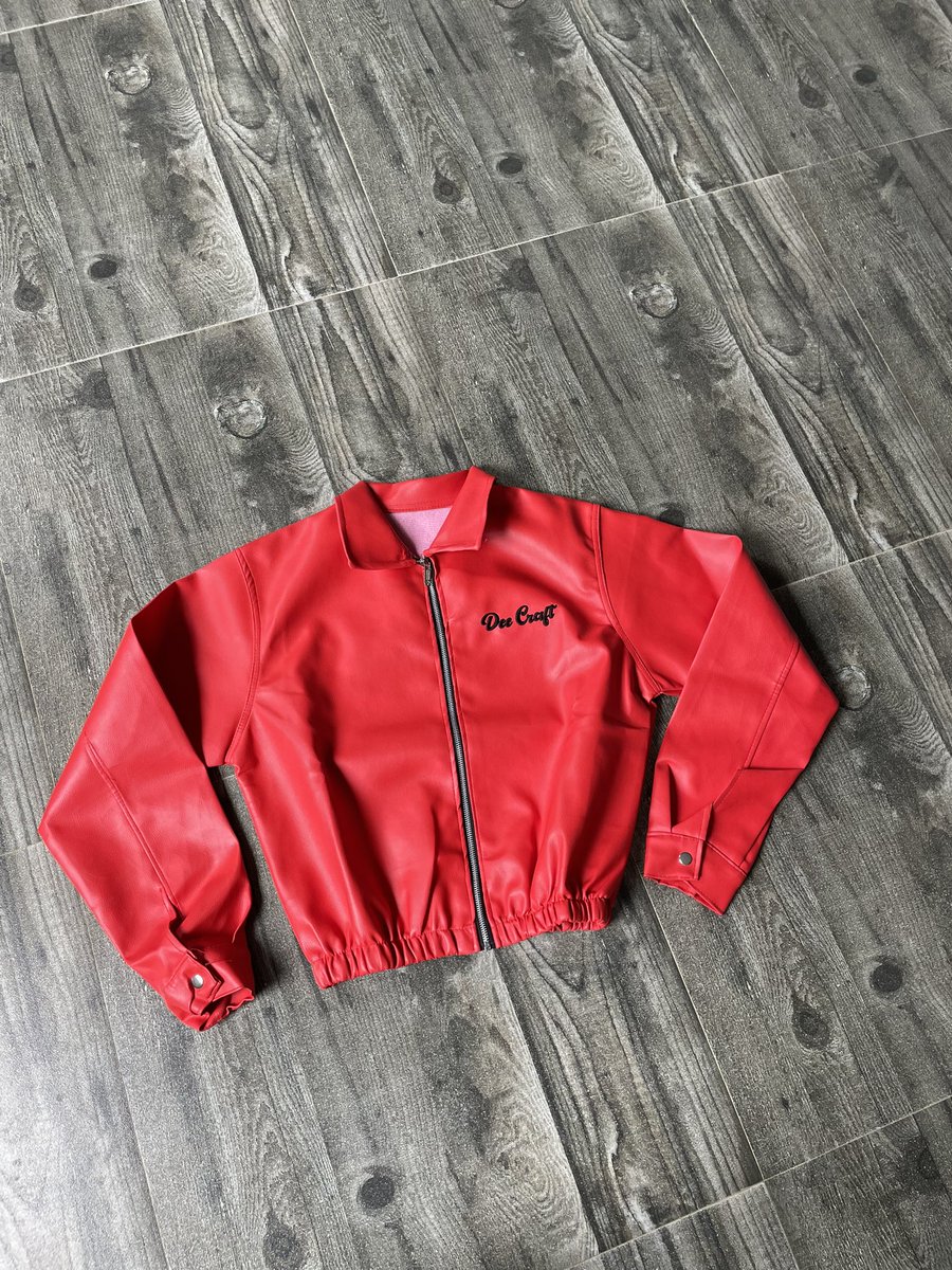 deecraftbuzz's tweet photo. Always look fly ✨
In the deecraftbuzz red cropped leather jacket and red pants🔴
Perfect fit for any occasion
Want the spot light on you ?? Shop the buzz here https://t.co/T7IjVCojbz🛍️
#DCBuzz https://t.co/wSmfpCY4NS