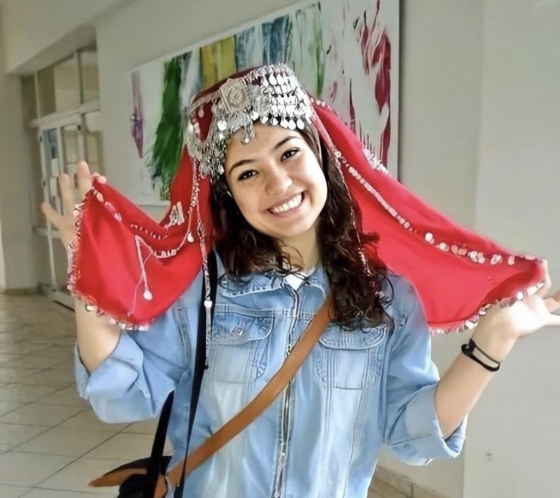 “Ben gitmezsem kim gidecek?” diyerek gittiği Batman'da, öğretmenlik vazifesini yerine getirirken 22 yaşında teröristler tarafından Şehit edilen Aybüke Öğretmenimiz…

🇹🇷Aziz ruhun şad olsun #AybükeYalçın!