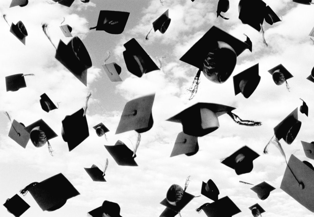 شهادة البكالوريوس تعتبر أول شهادة يحصل عليها الطالب بعد إتمامه الدراسة الجامعية لمدة تتراوح بين 3 إلى 5 سنوات حسب التخصص. يتم منحها في مجالات متعددة مثل العلوم الإنسانية، الهندسة الطب وغيرها 
#صباح_الخيرᅠ 
#بكالوريوس 
#شهادات_جامعية