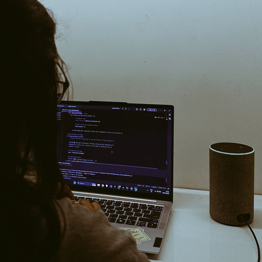 Writing code w/<a href="/dhyaniupadhyayy/">Dhyani Upadhyay</a>, powered by Arctic Monkeys 🤍
#shbyapexia <a href="/ArcticMonkeys/">Arctic Monkeys</a> #coding