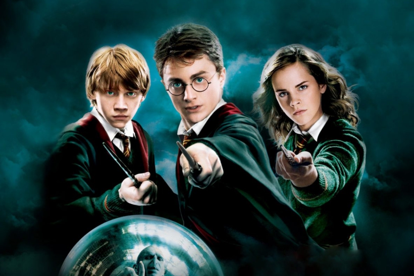 Si quieres regalar magia el mejor regalo para un fan de Harry Potter es:

UNA CAJA SORPRESA temática Harry Potter LLENA de artículos

-Funkos
-Tazas
-Mochilas
-Llaveros
-Camisetas
-ETC

Info -> ParaisoFriki.es