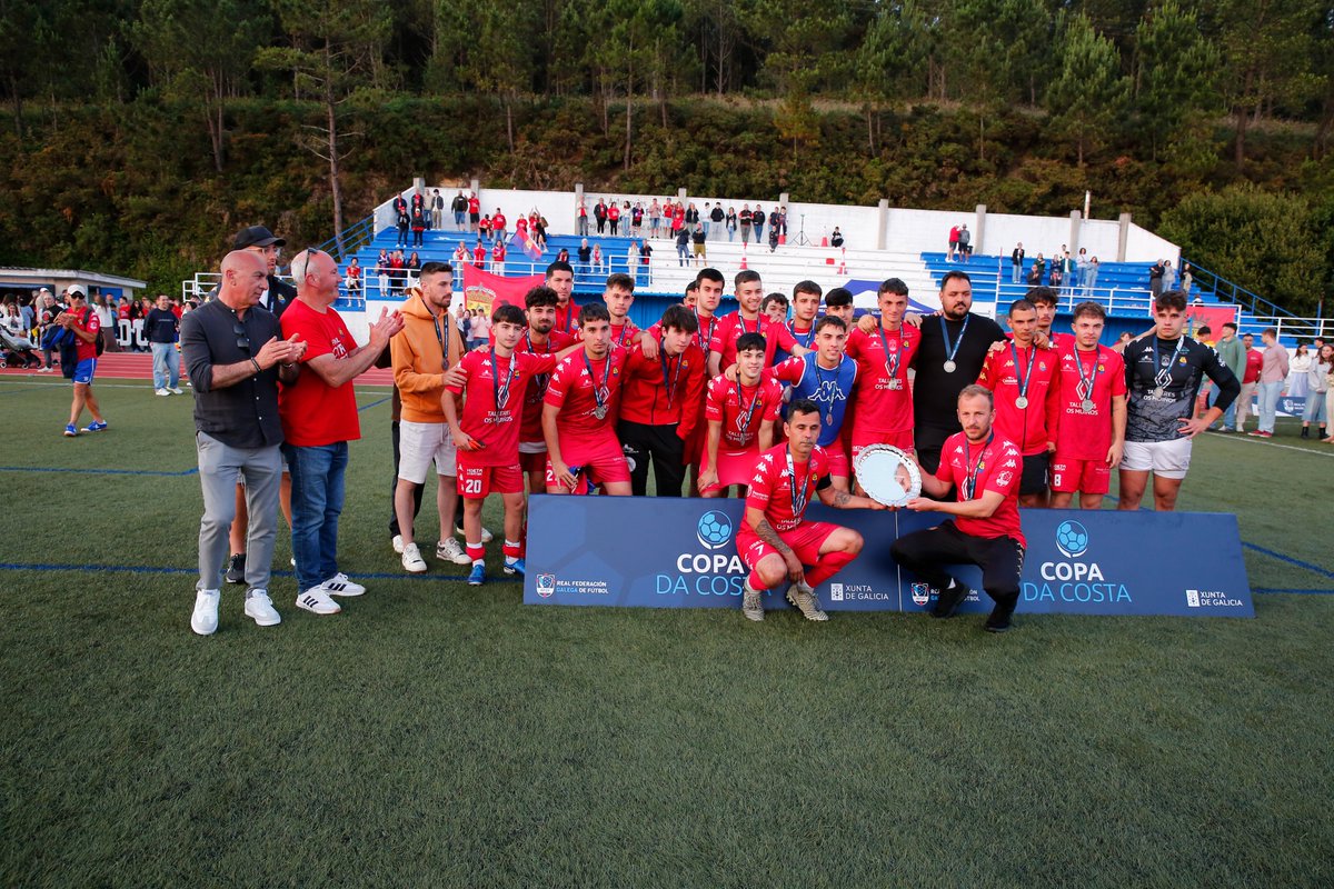 O <a href="/CFDUMBRIA1/">CF DUMBRIA</a> coroouse ao grande esta fin de semana asinando o dobrete copeiro da Costa tras impoñerse nas dúas finais ao <a href="/Muxiacf/">C.F. Muxía</a> desde os once metros nunha fin de semana que contou no San Paio de Refoxos coa emotiva homenaxe a Verónica Alborés. 

📸 #fotofuentes