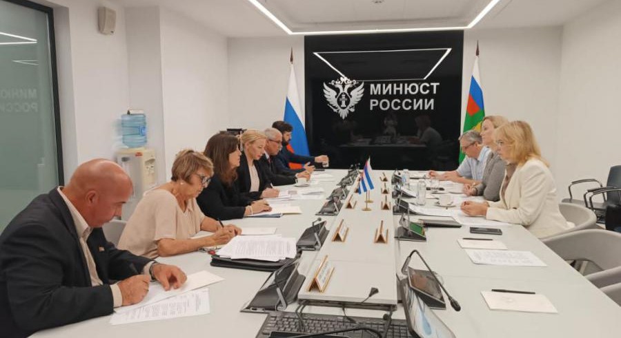 Una delegación del Ministerio de Justicia de #Cuba 🇨🇺, encabezada por la viceministra Rosabel Gamón Verde, arribó a Moscú para participar en consultas bilaterales con el Ministerio de Justicia de #Rusia 🇷🇺.

🔗cubaminrex.cu/es/participa-d…