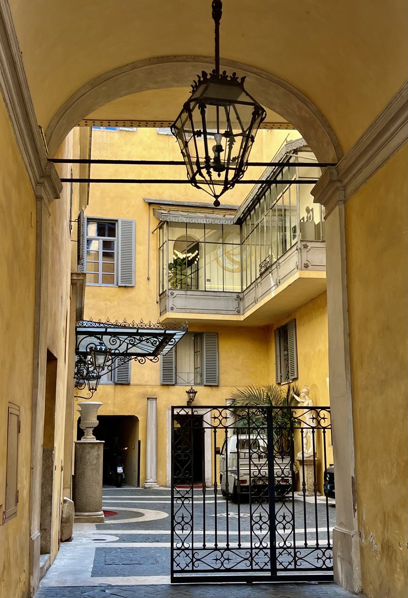 Un altro delizioso cortile a #Roma  🤍

Via degli Uffici del Vicario