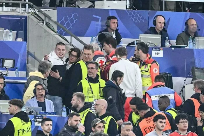 NEWSamSport's tweet photo. Supporter dies in fall from stands during #NationsLeague final
https://t.co/5bvGdowHyD https://t.co/pGmZtUbl7f
