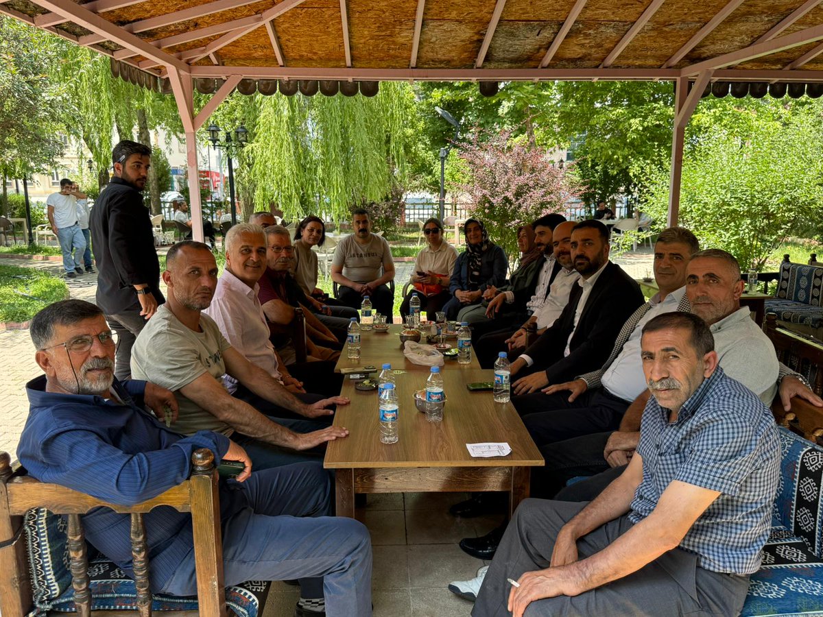 Bayram ziyareti kapsamında Dara Hênî/Genç ilçemizdeyiz. Esnafımızla selamlaştık, halkımızla bayramlaştık.
Yaptığımız sohbetlerde hem memleketin dertleri hem de ortak umutlarımız vardı. Her şeye rağmen dayanışma ve direnç bu topraklarda hâlâ canlı.