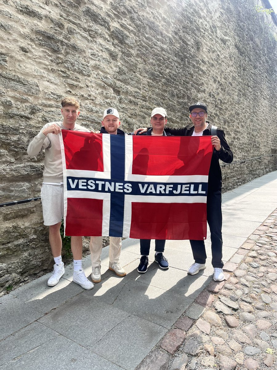 Med solid støtte frå <a href="/KnutStianEik/">Knut Stian Eik</a> og <a href="/HulkmeisterB/">Bernt N. Hulsker</a> og dette nydelege flagget er Norge på veg mot VM! Etter bragden mot Italia står Estland for tur i kveld 🇪🇪 - 🇳🇴